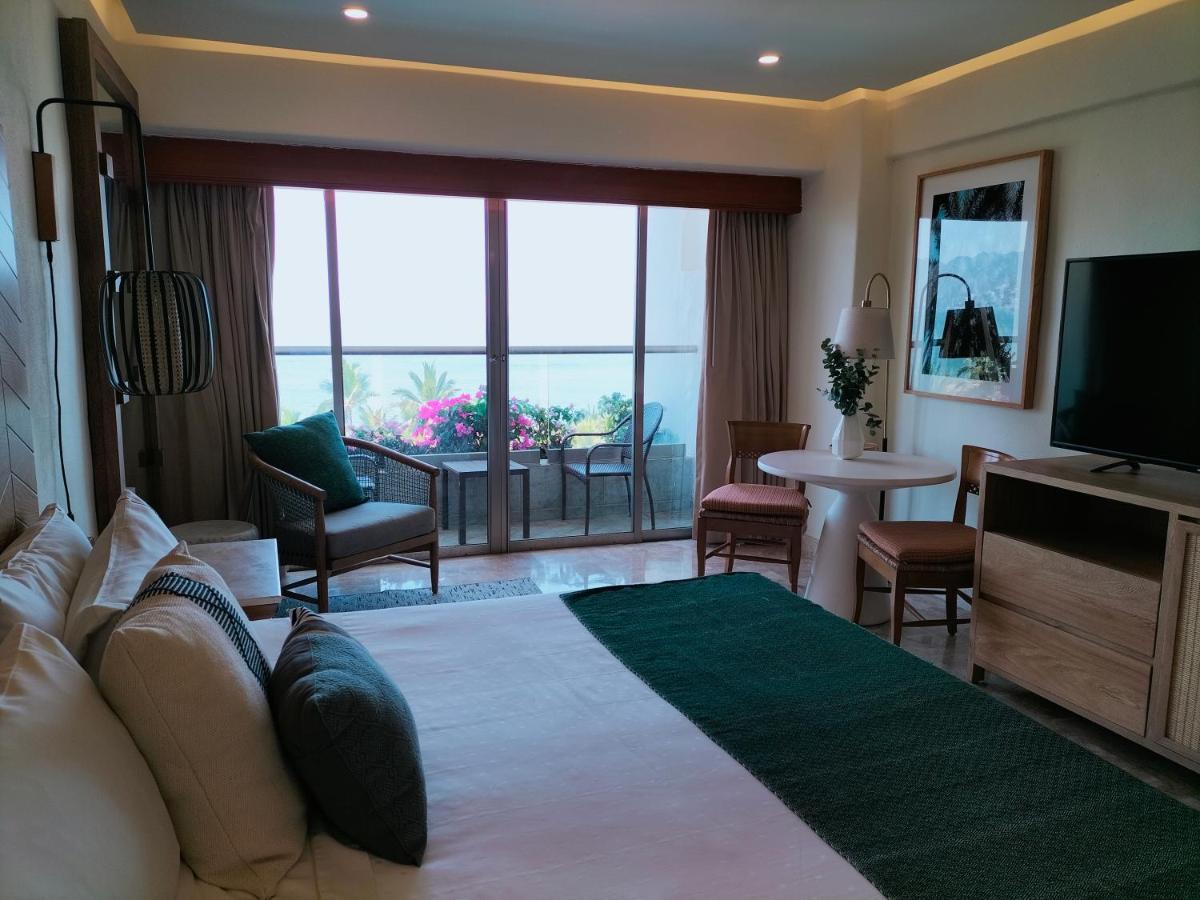 Deluxe Room King Ocean View