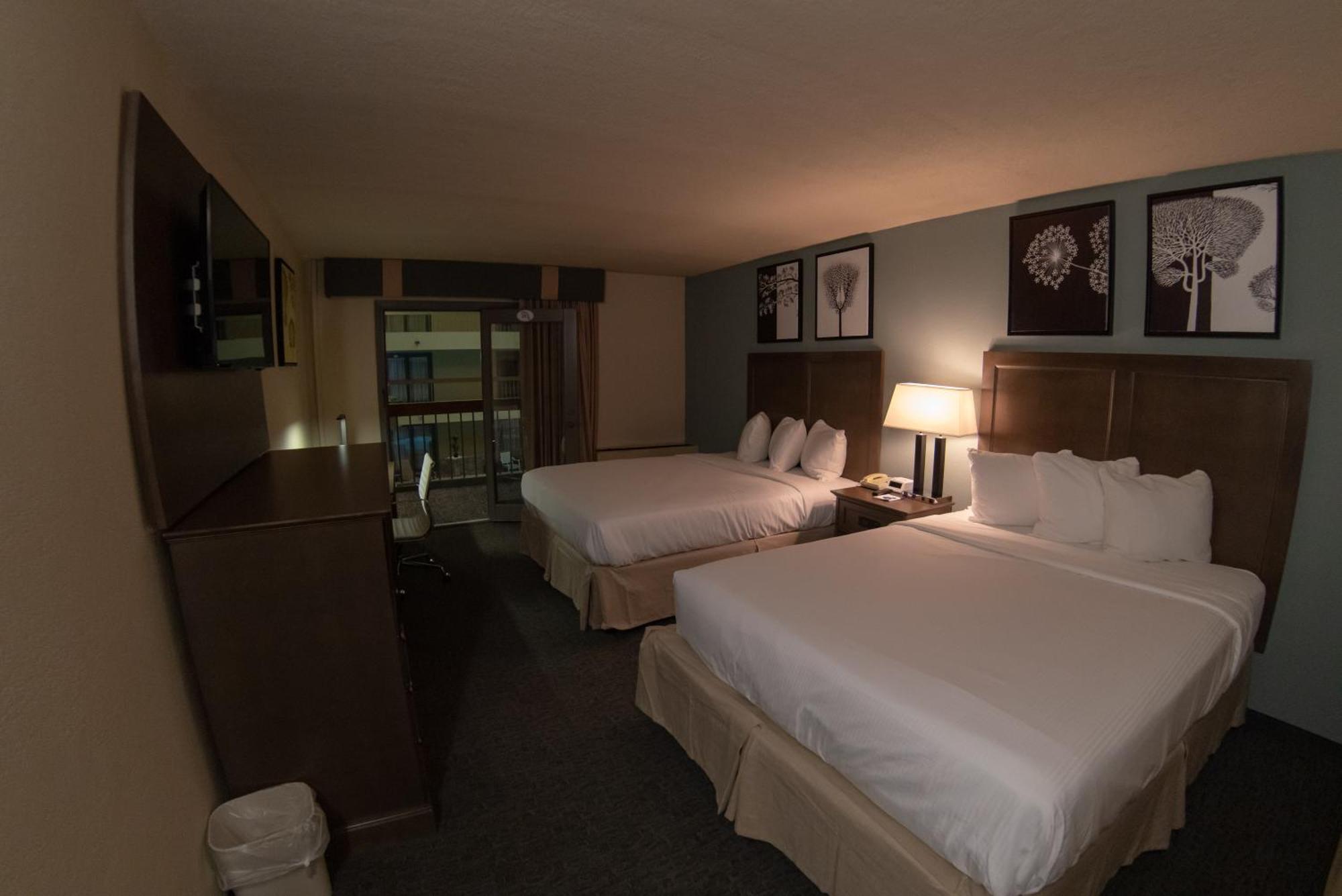 Deluxe Queen Room Two Queen Beds Atrium View Non-Smoking