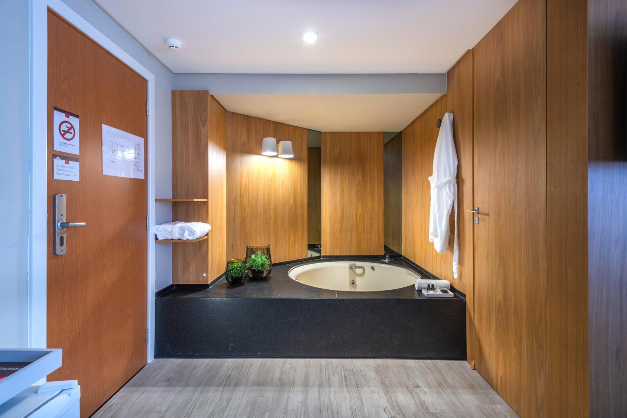 King Suite Spa Bath