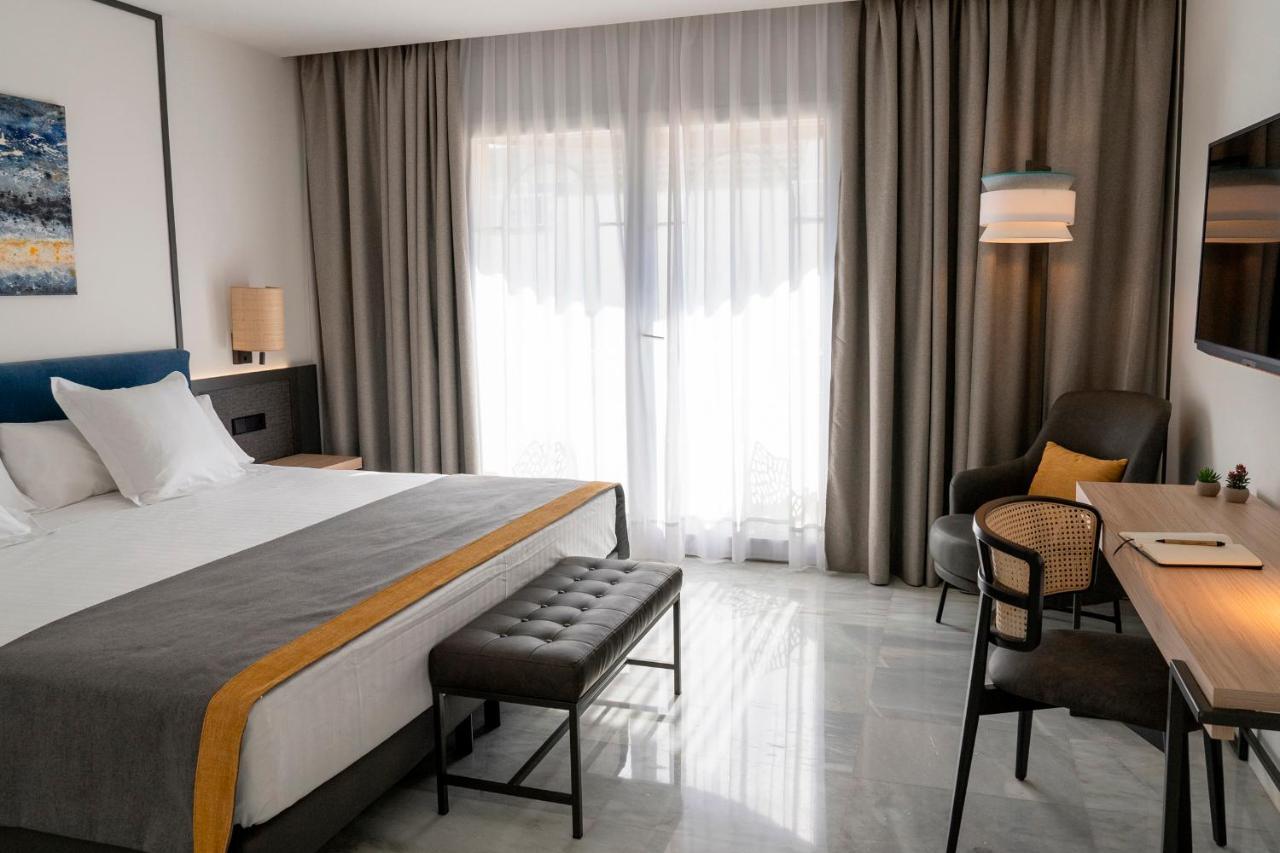 Deluxe Room balcony Partial Sea View