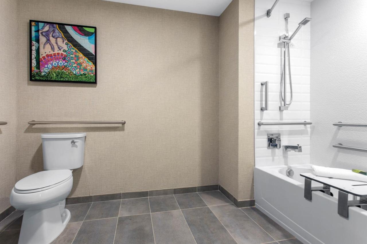 King Room Roll Shower View Accessible or Non-Smoking