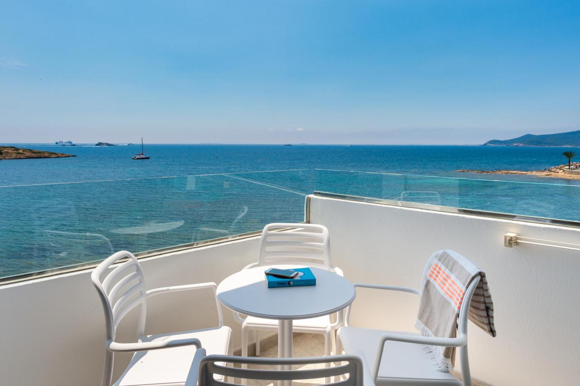 Two-Bedroom Apartment Sea View