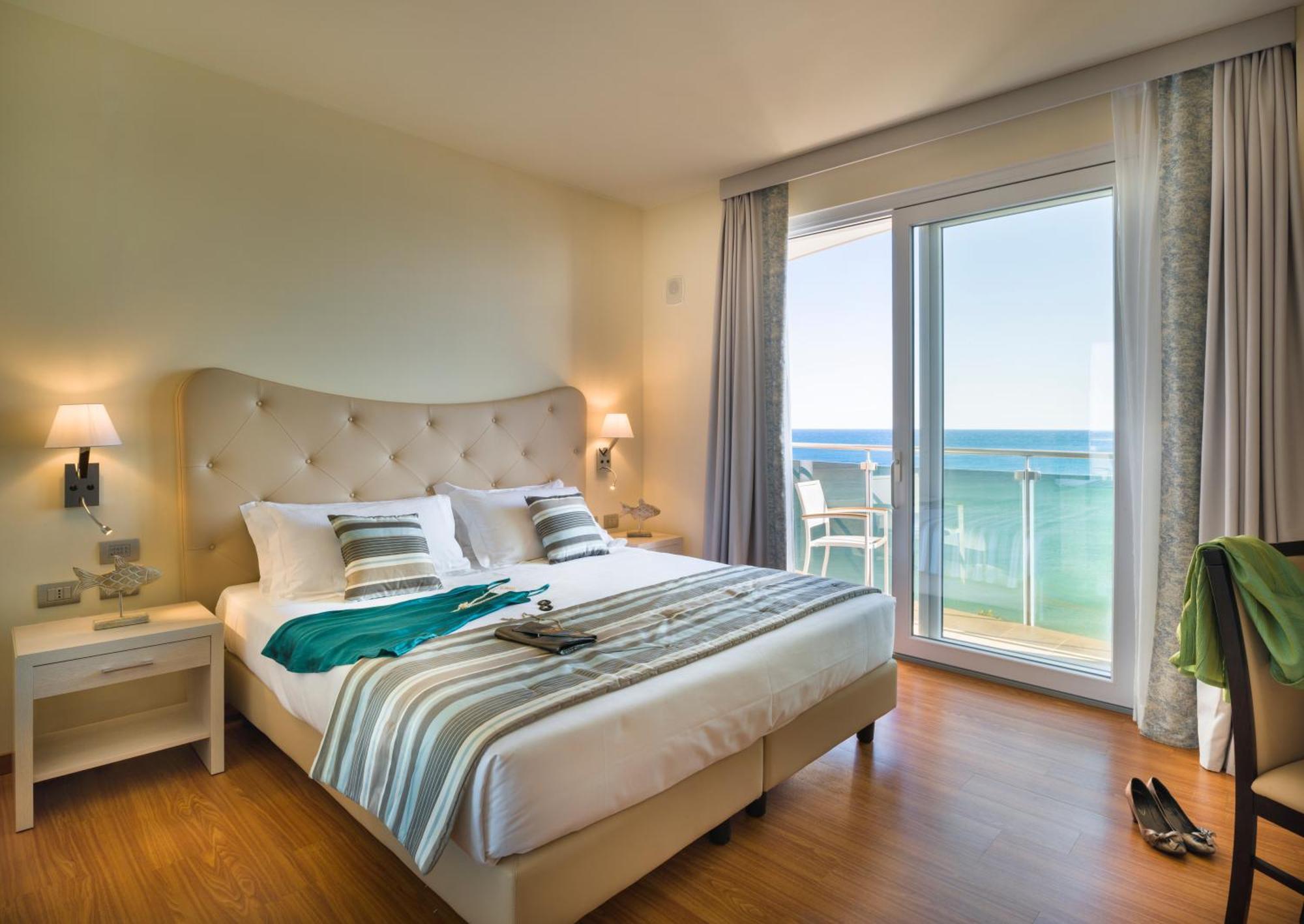 Double or Twin Room Sea View