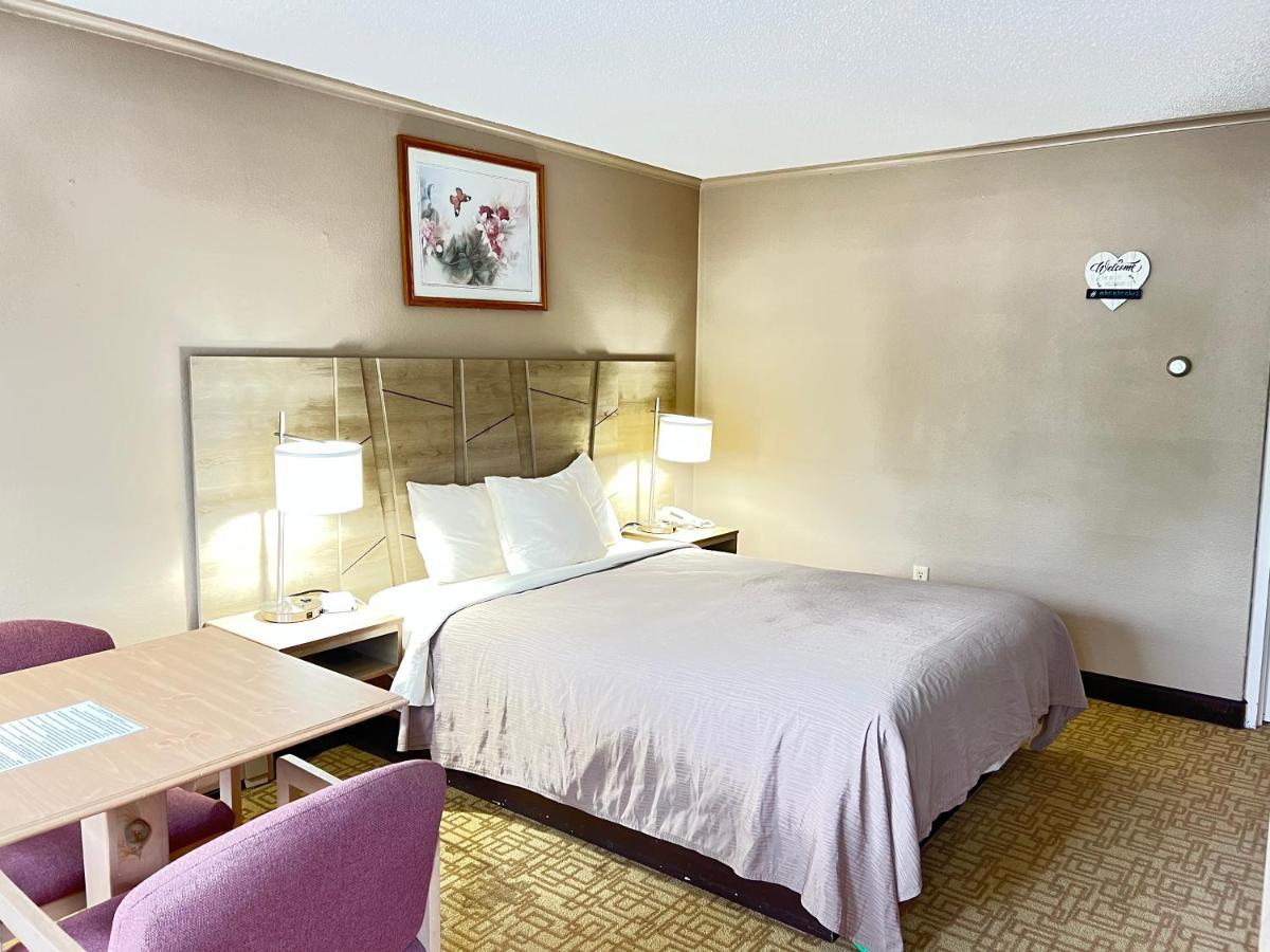 Standard Queen Room