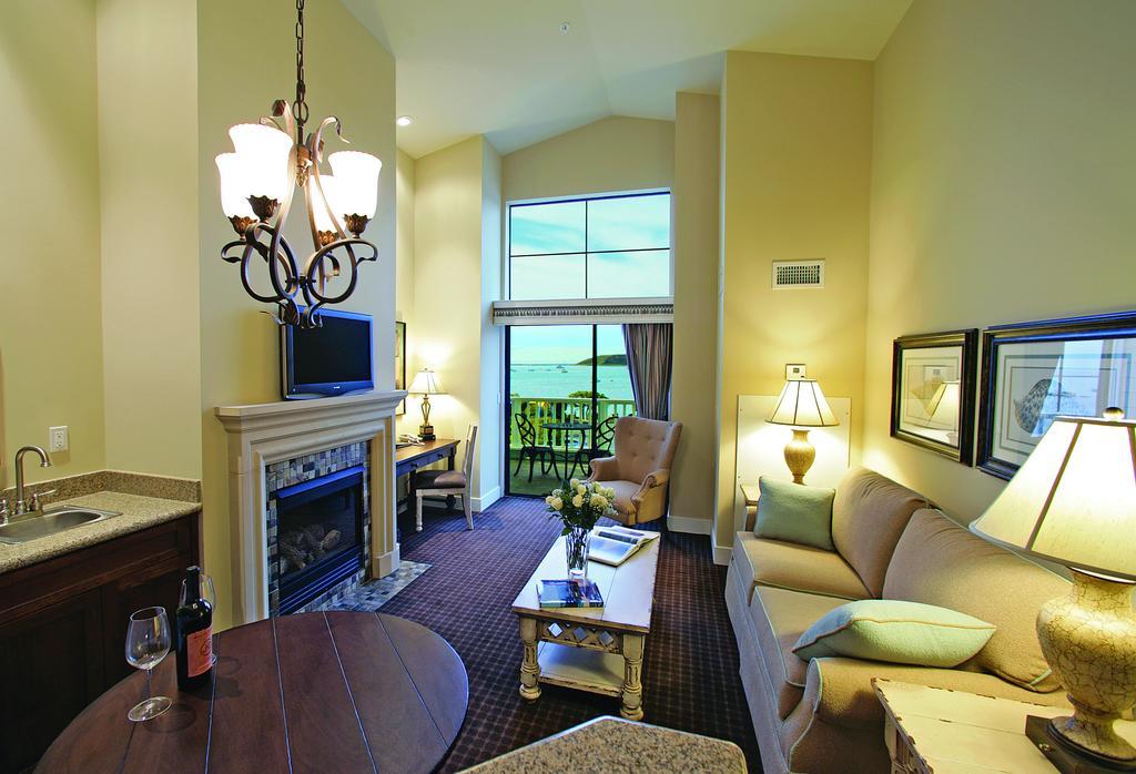 Deluxe King Room with Harbor View