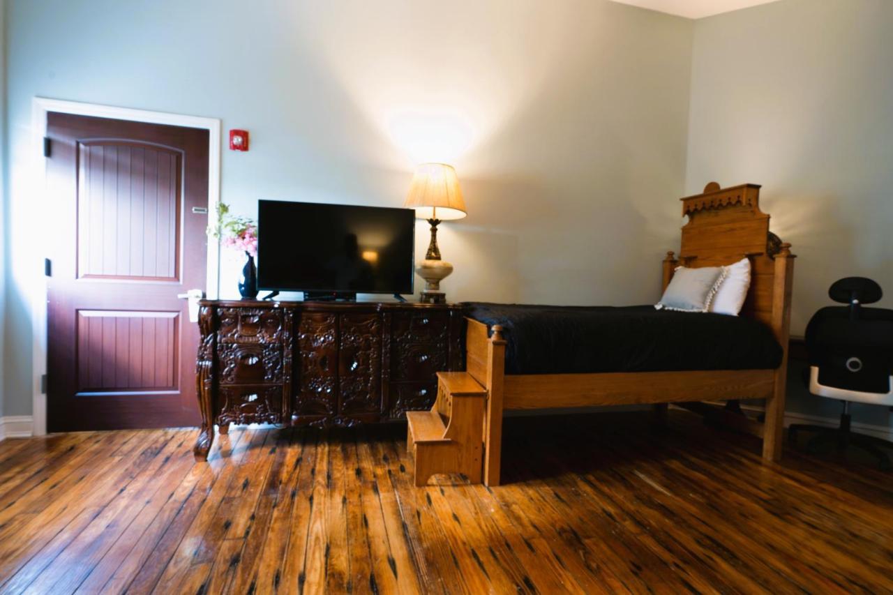 Premium 2 Queen Room with Twin Bed - Family Room