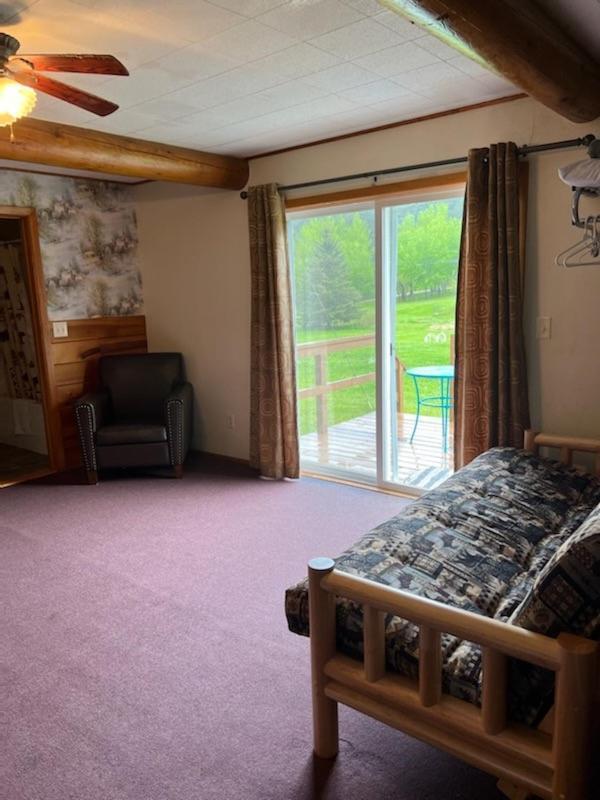 Deluxe Queen Suite