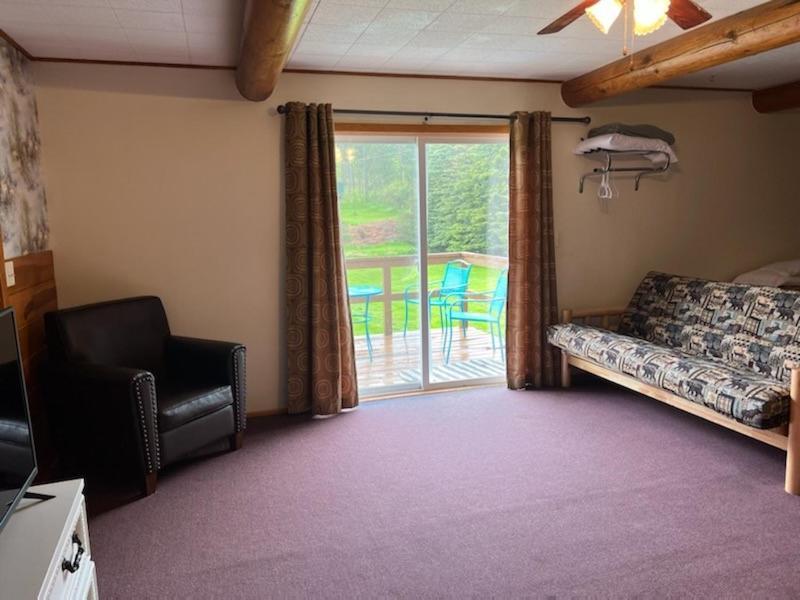 Deluxe Queen Suite