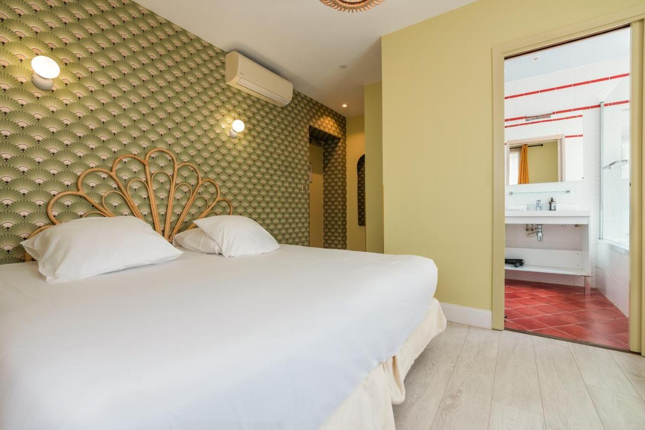 Double Room Standing