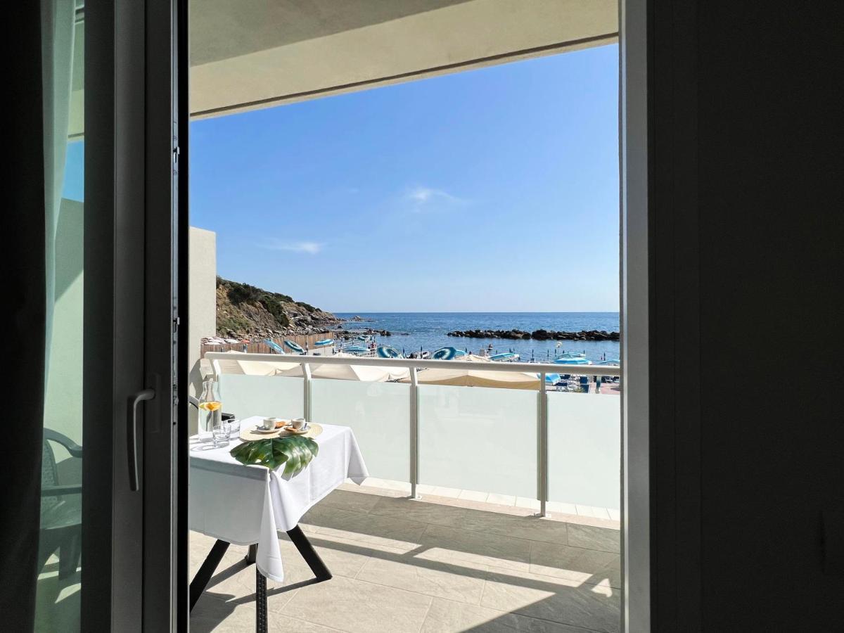 Dreibettzimmer mit Meerblick und Zugang zum Strand