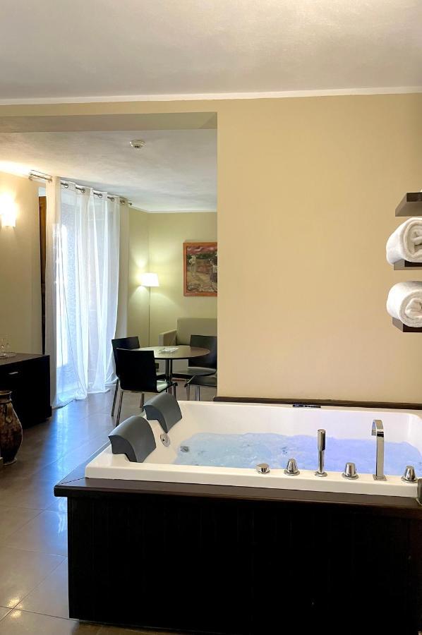 Deluxe Suite Spa Bath