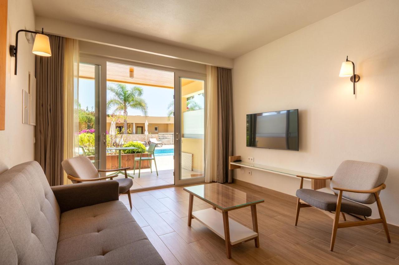 Large One-Bedroom Apartment Pool View
