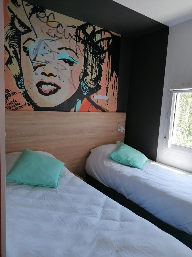 2 Single Beds