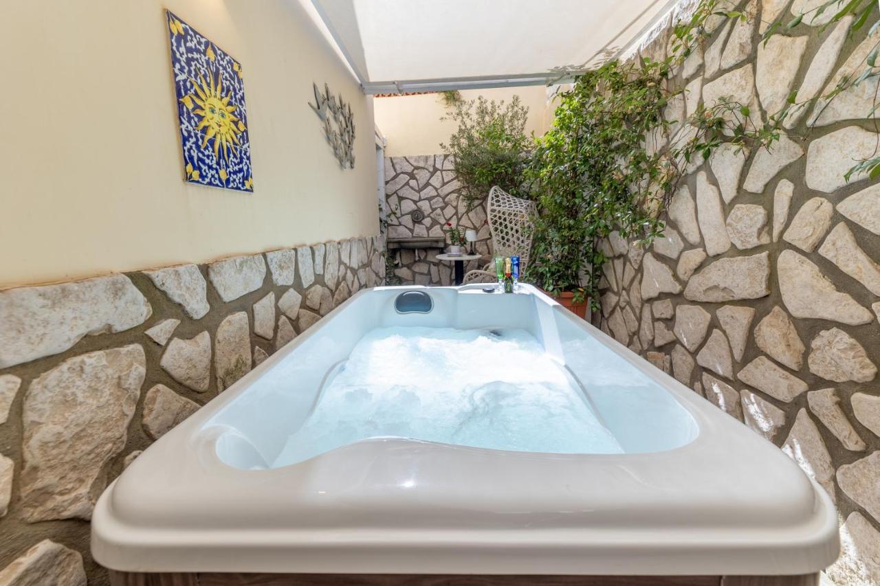 Deluxe Suite Spa Bath