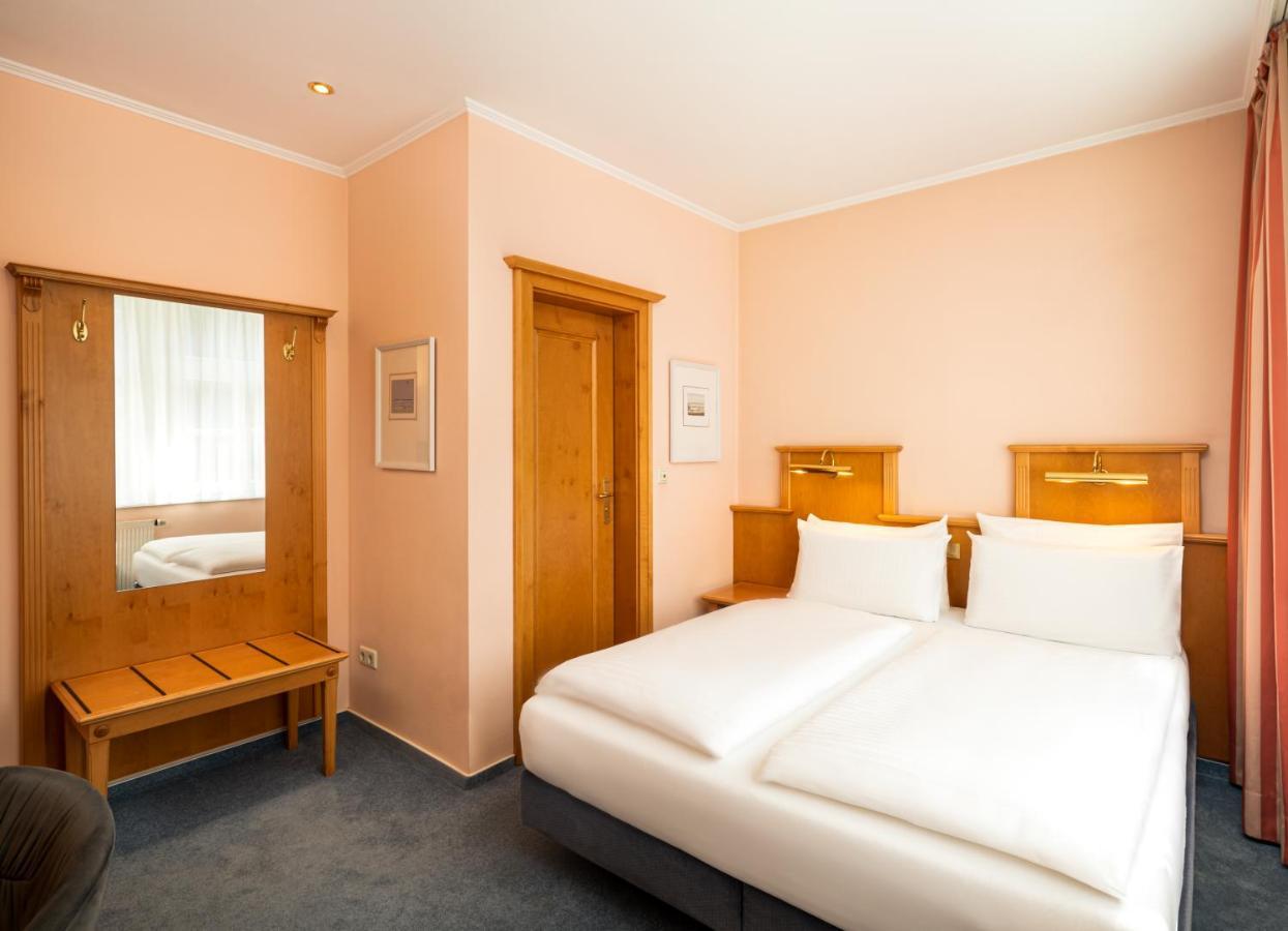 Small Double Room,1257388945:JPEG