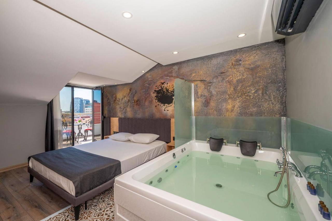 Queen Room Spa Bath