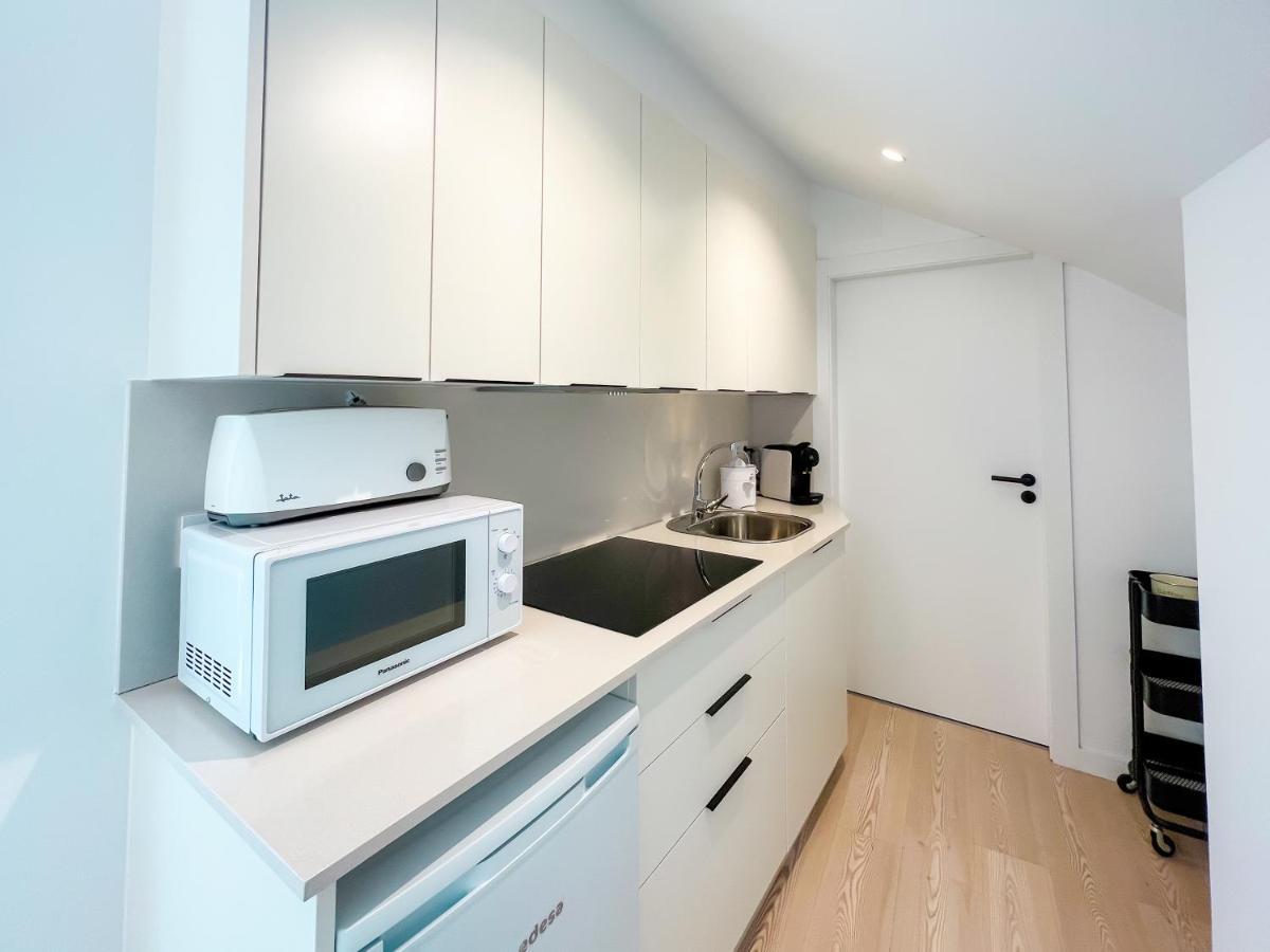 Habitación con cama grande y bañera de hidromasaje