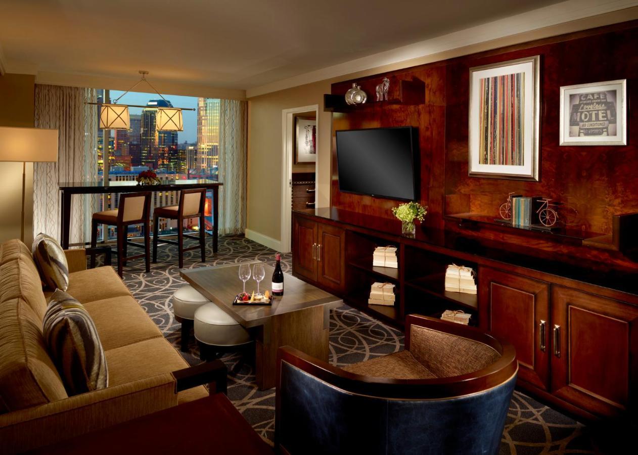 Executive Corner Suite  - 1 King Bed