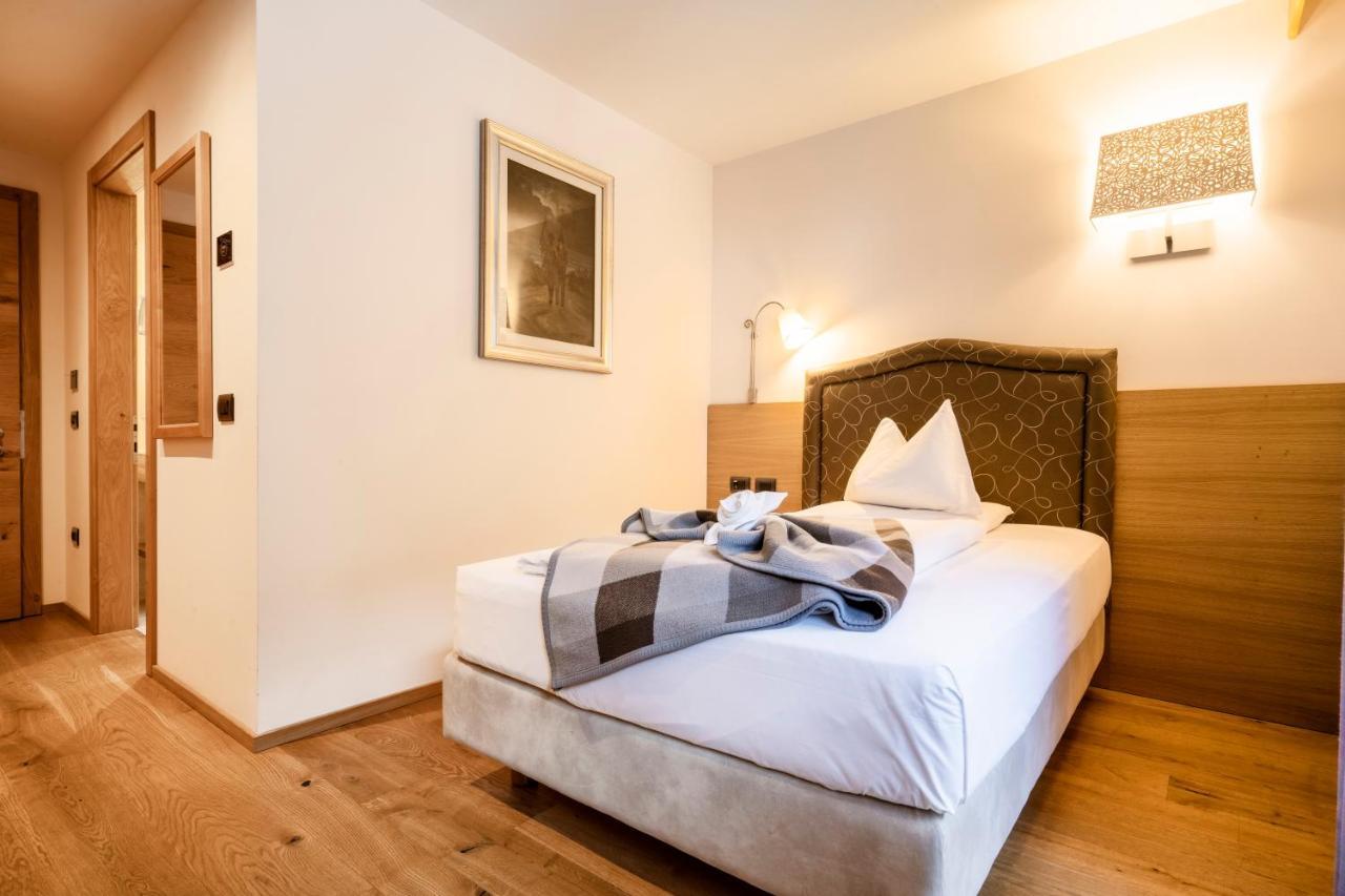 Single Room with Balcony,1261079776:JPEG