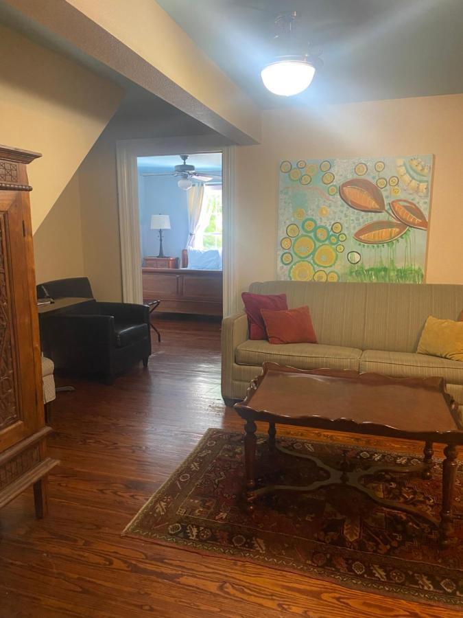 Deluxe Queen Suite