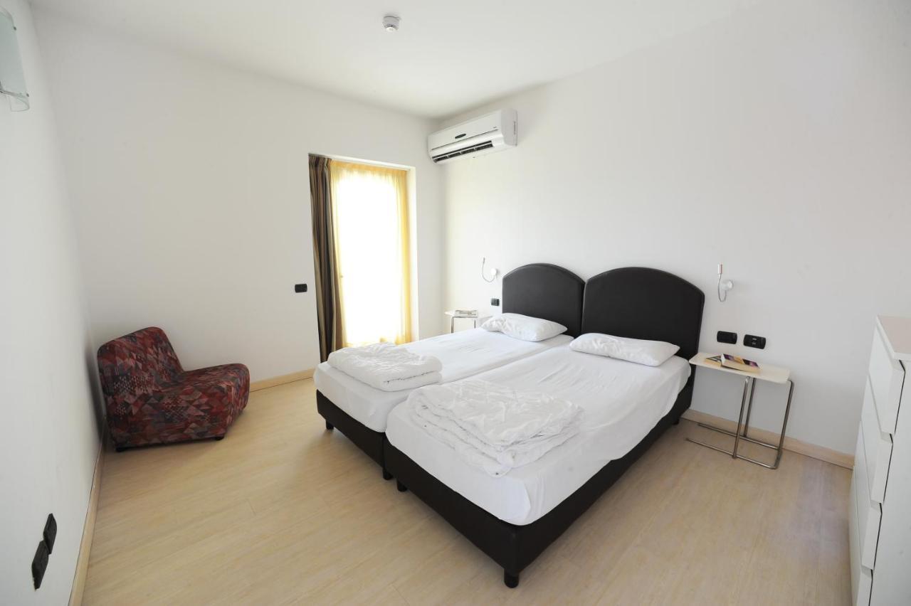 One-Bedroom Apartment Lake View
