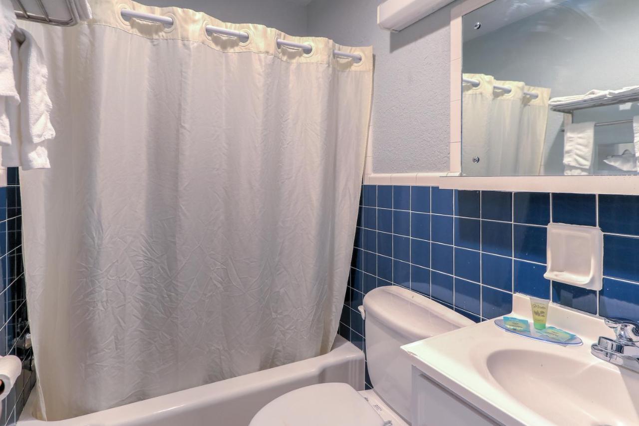 Single Queen Room