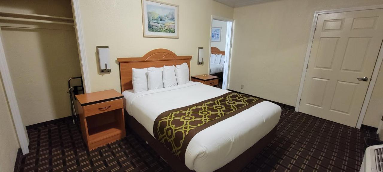 Deluxe King and Queen Suite with Kitchenette - Non Smoking