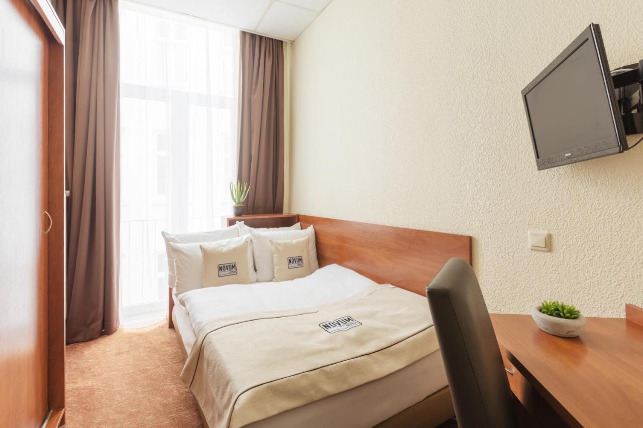 Zimmer mit Queensize-Bett und Gemeinschaftsbad