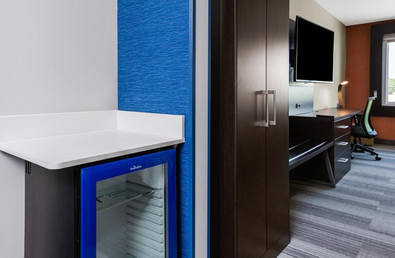 Queen Room Two Queen Beds Hearing Accessible