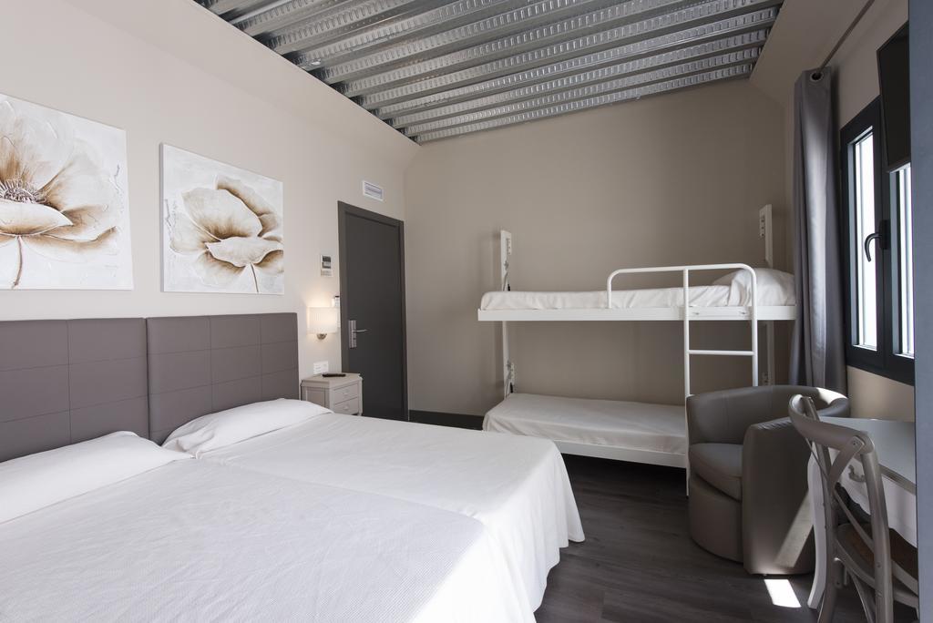 Triple Room,665480679:JPEG