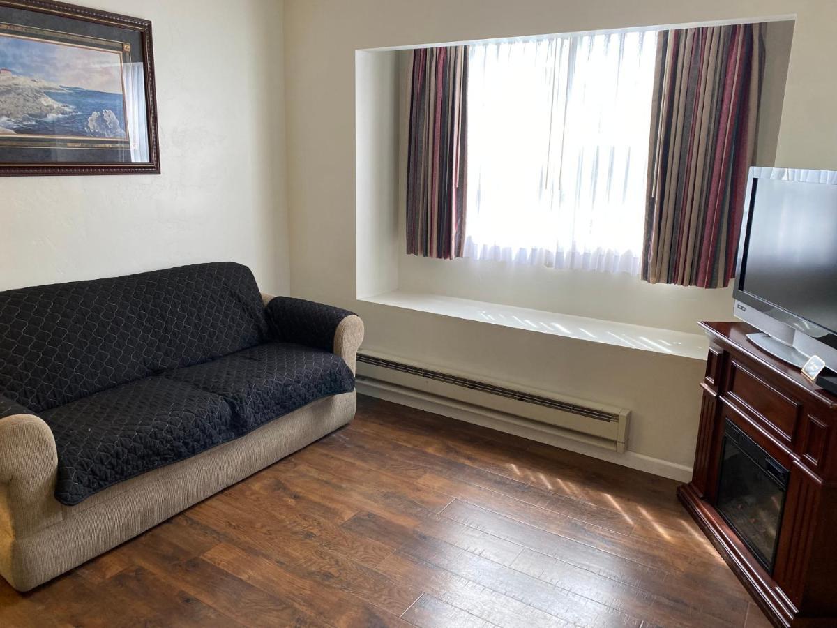 One Bedroom Queen Cottage Fireplace & Kitchenette