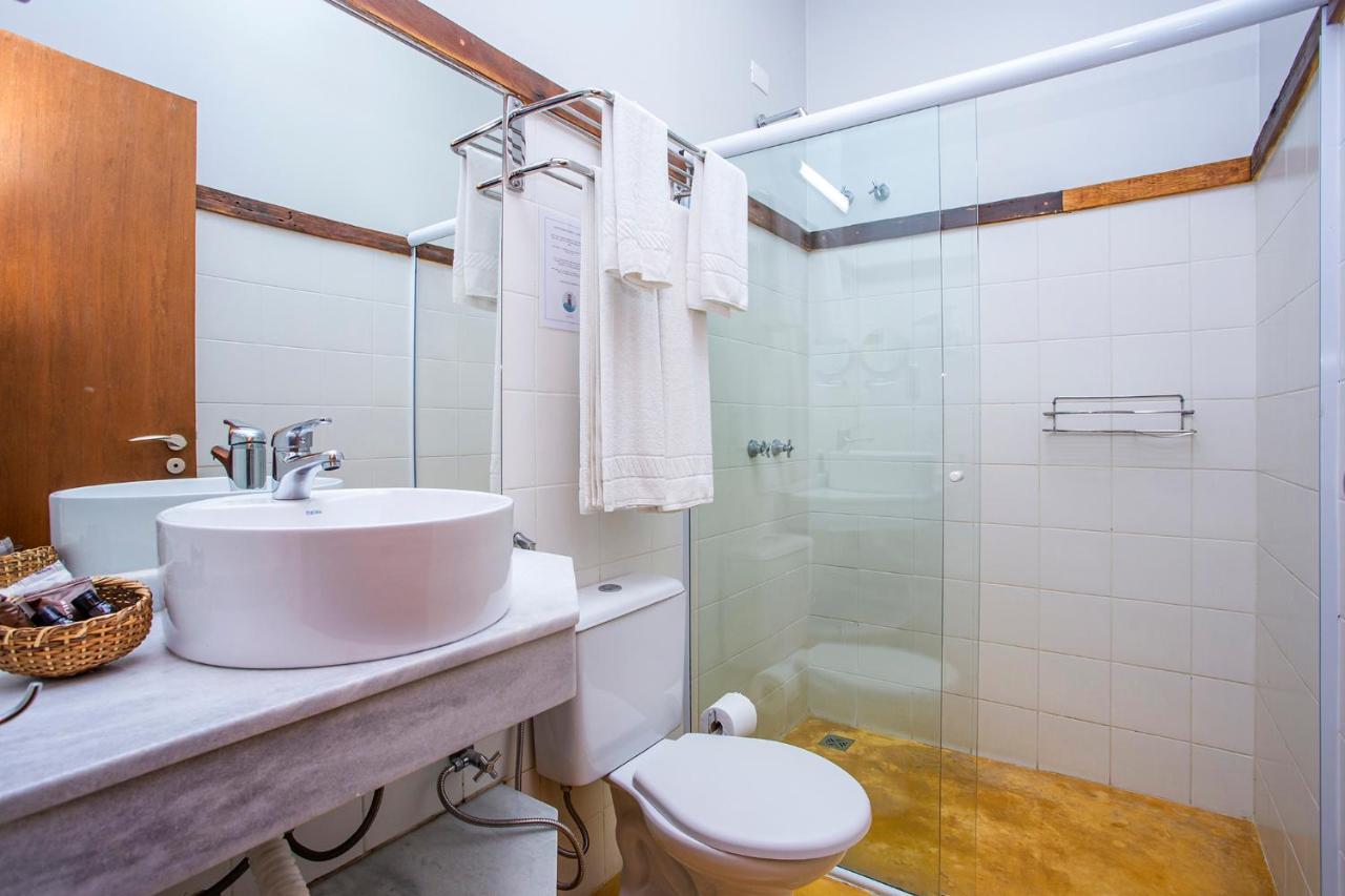 Quarto com Cama de Casal ou 2 de Solteiro e Vista Parcial do Mar