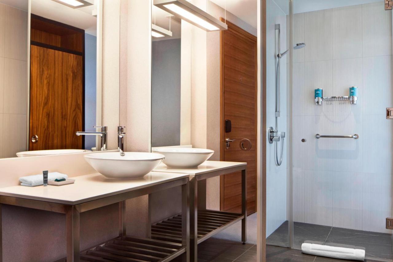 Savvy Suite, 1 Bedroom Executive Suite, 1 King & Sofa Bed,1559666329:JPEG