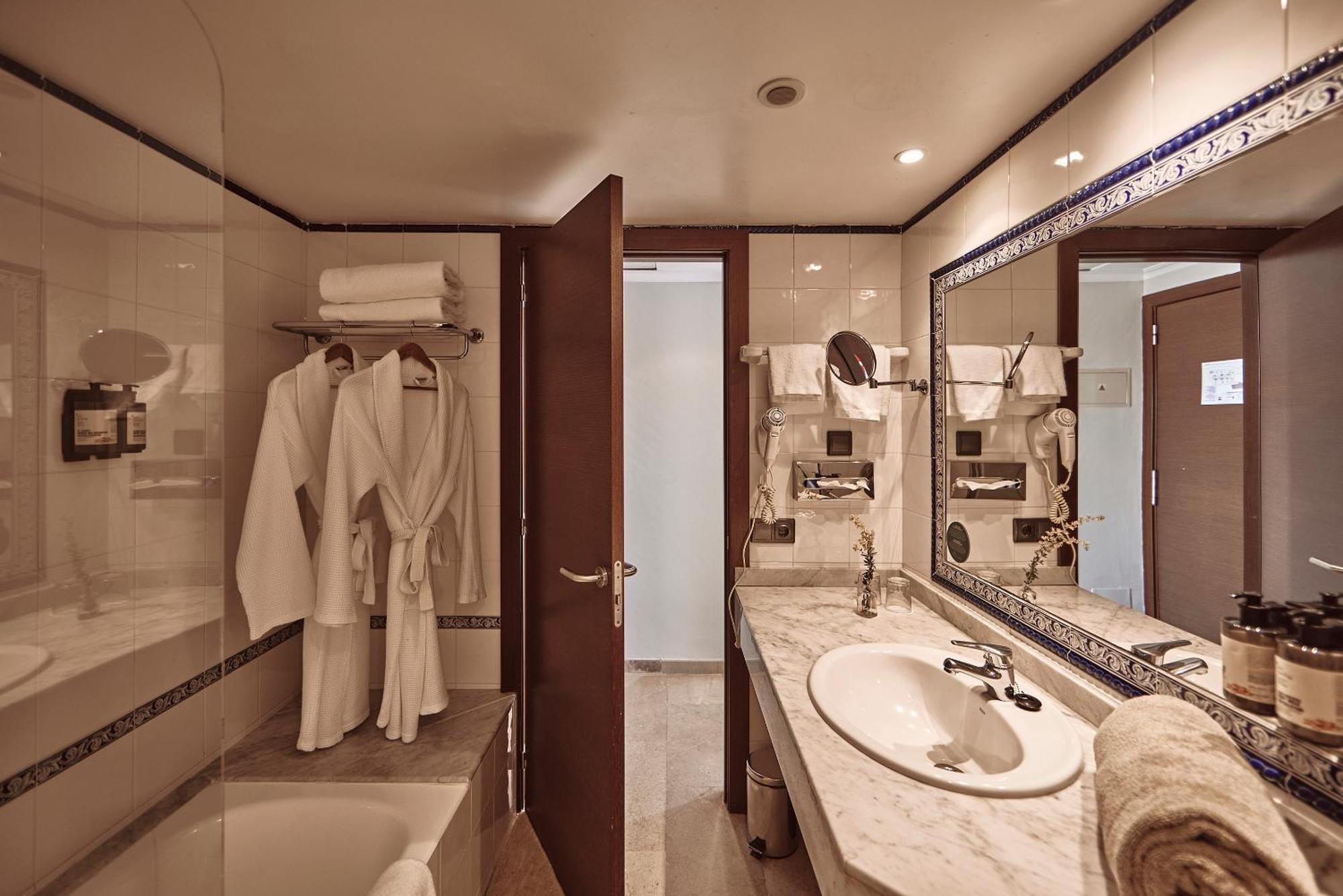 Double Room and Sea View - Spa Access Not Included