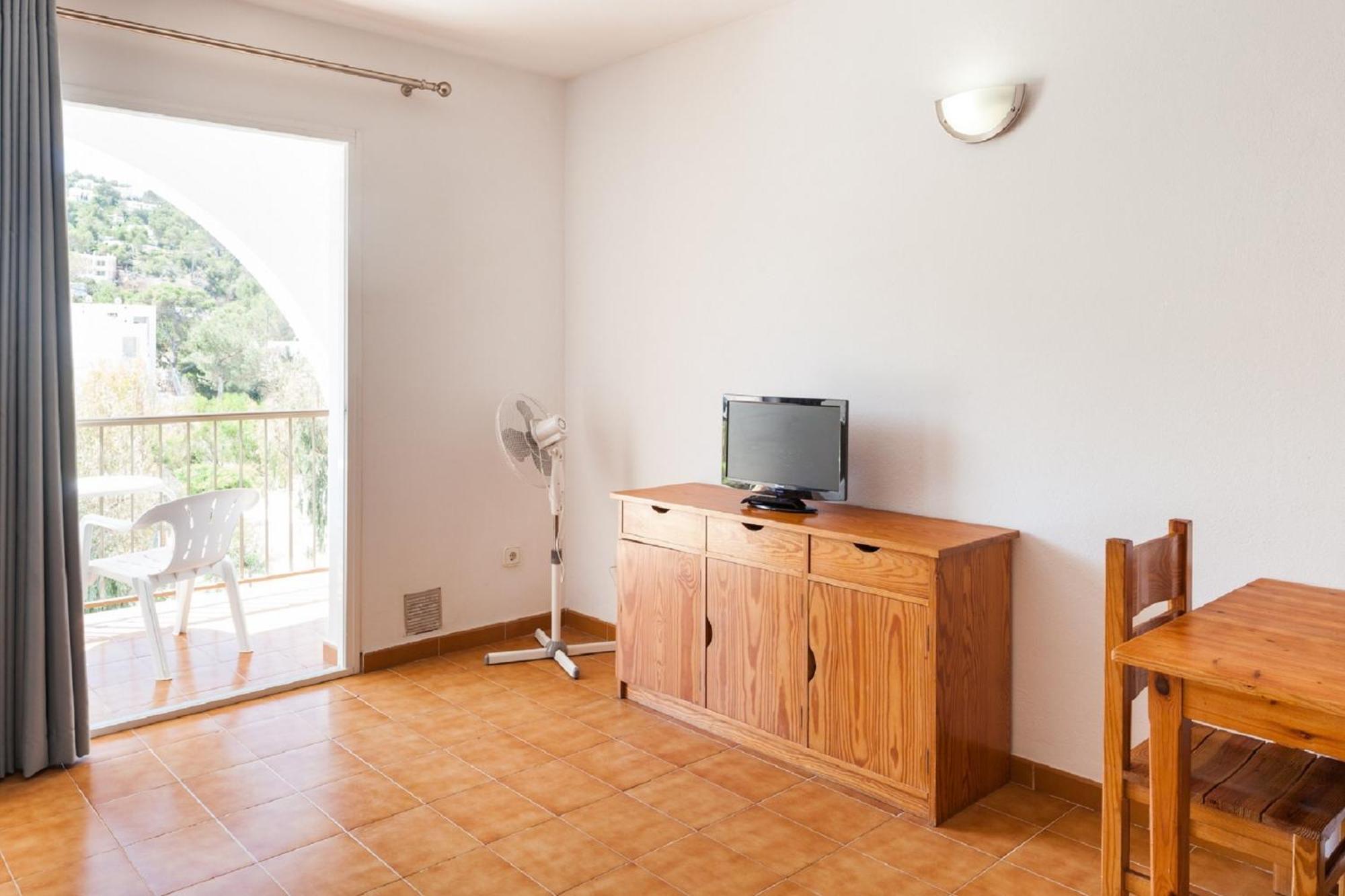 One-Bedroom Apartment without Air Conditioning,1306926376:JPEG