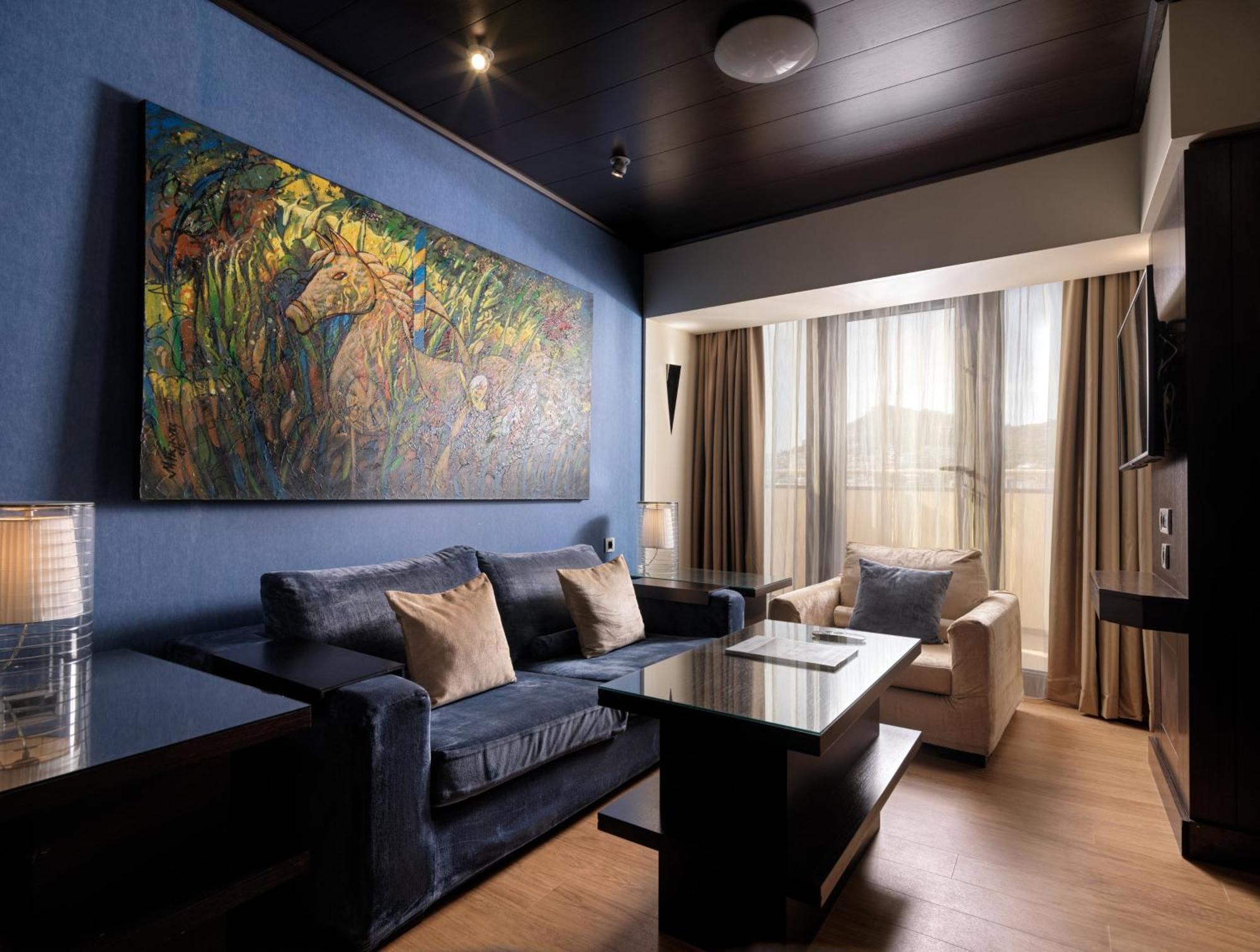 Executive Suite Smoking