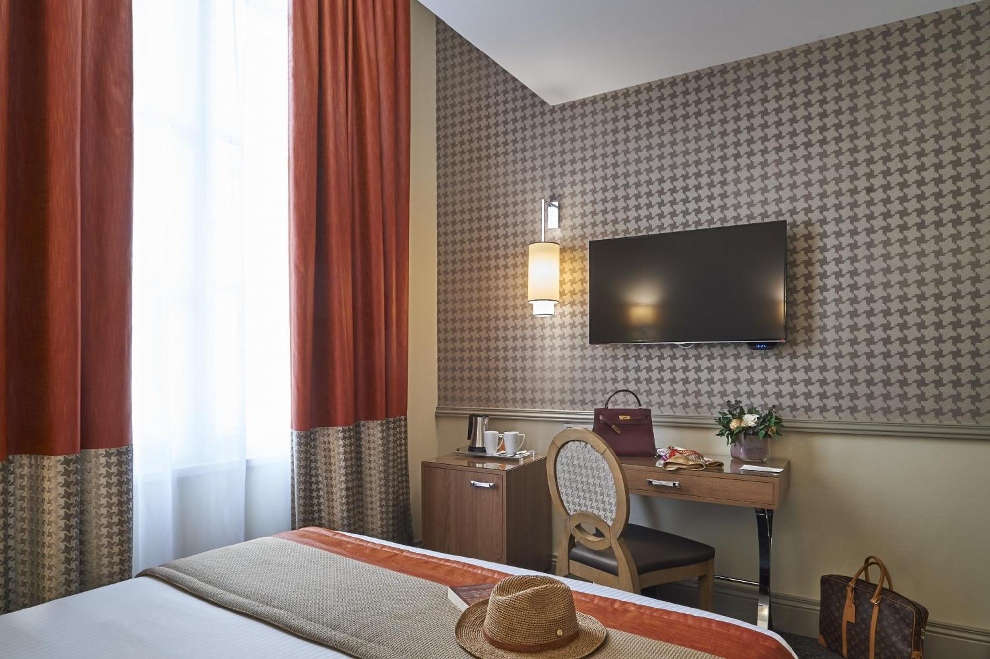 Medium Club Room