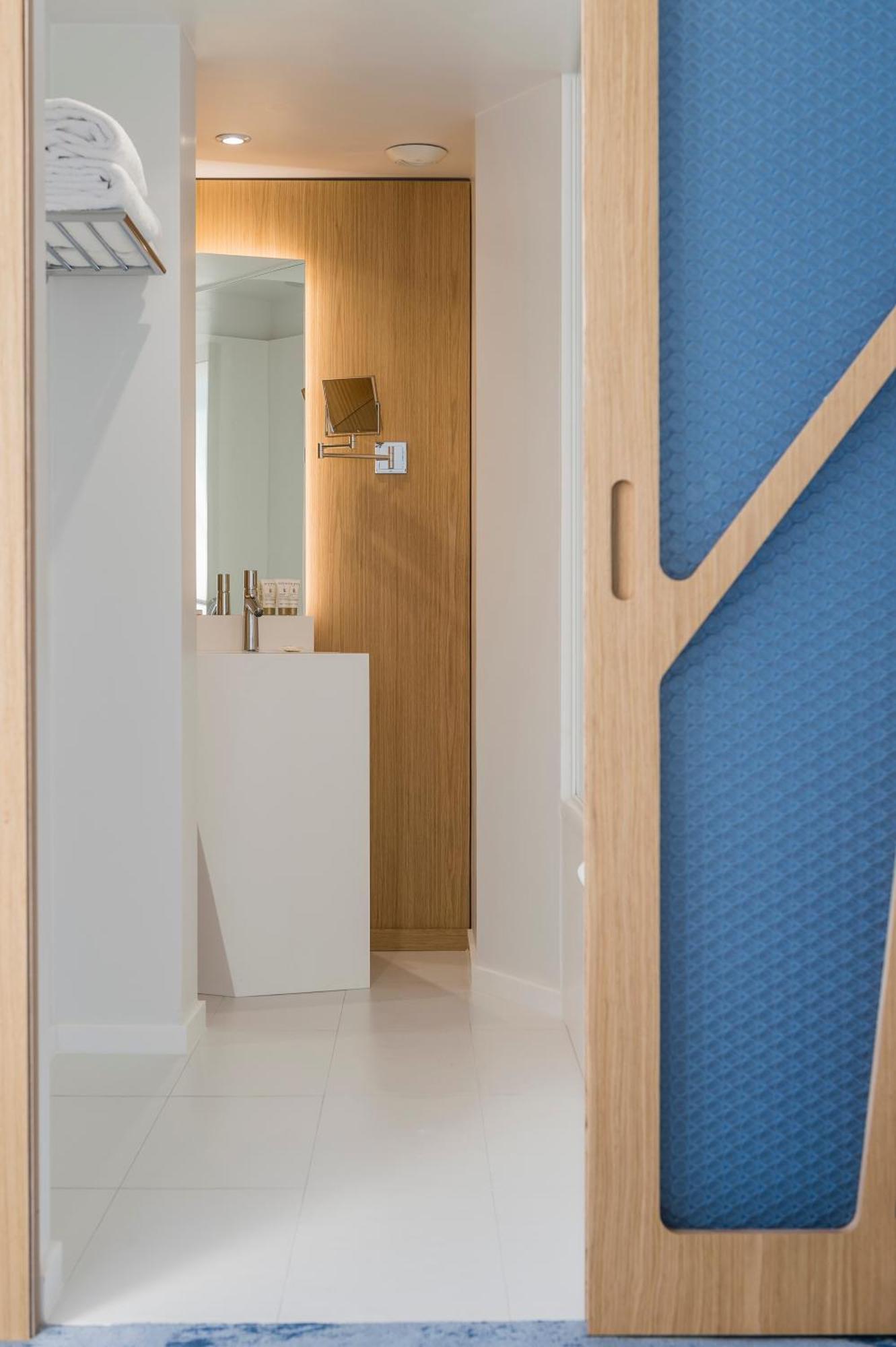 Urban Chic Standard Room Bath