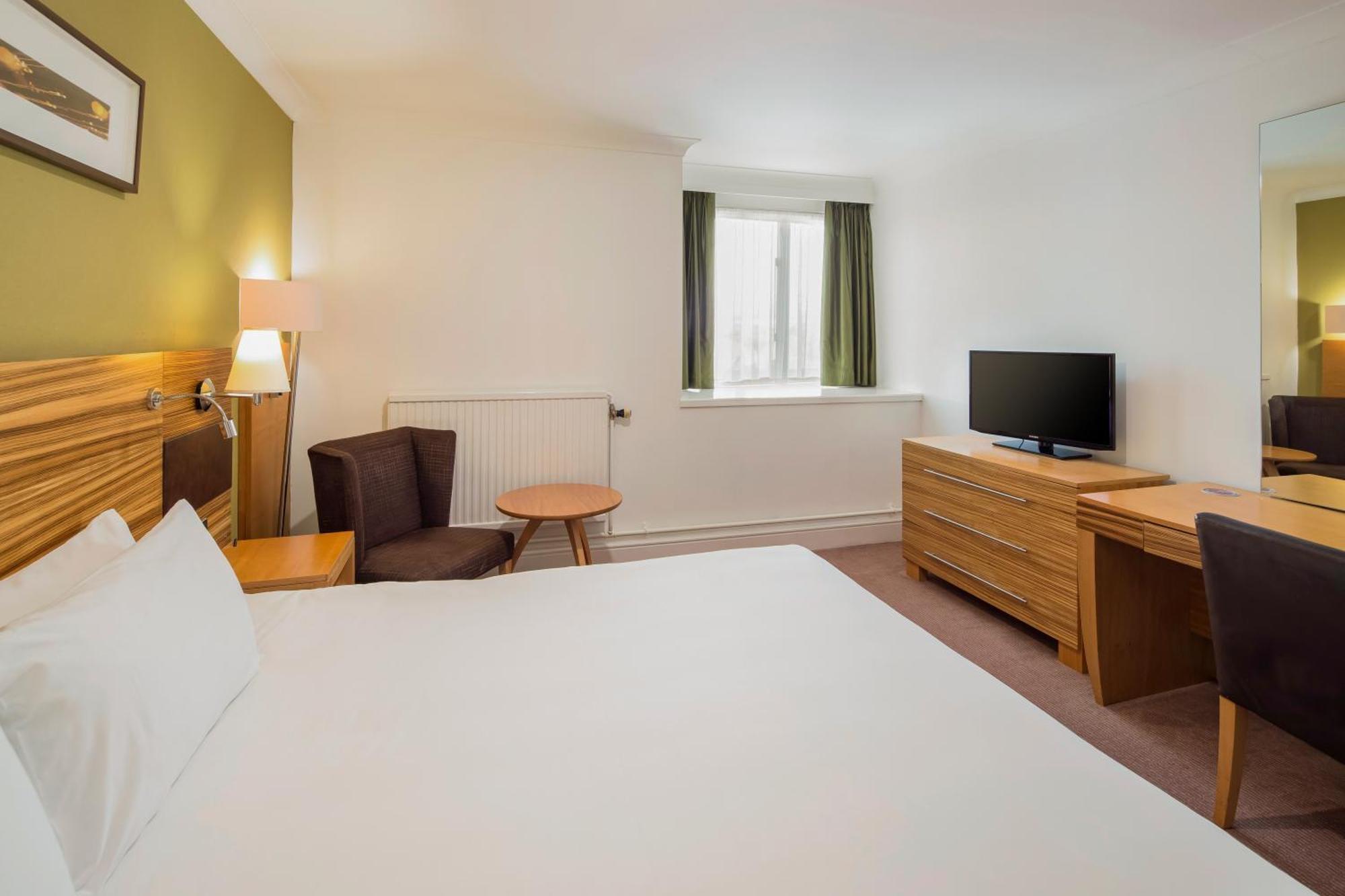 Standard Queen Room