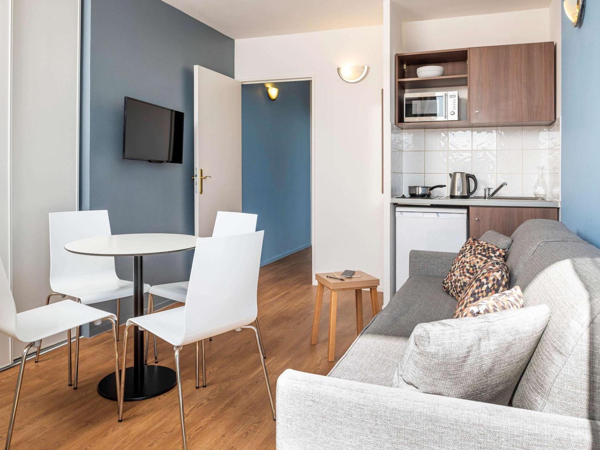 One-Bedroom Apartment Twin Beds