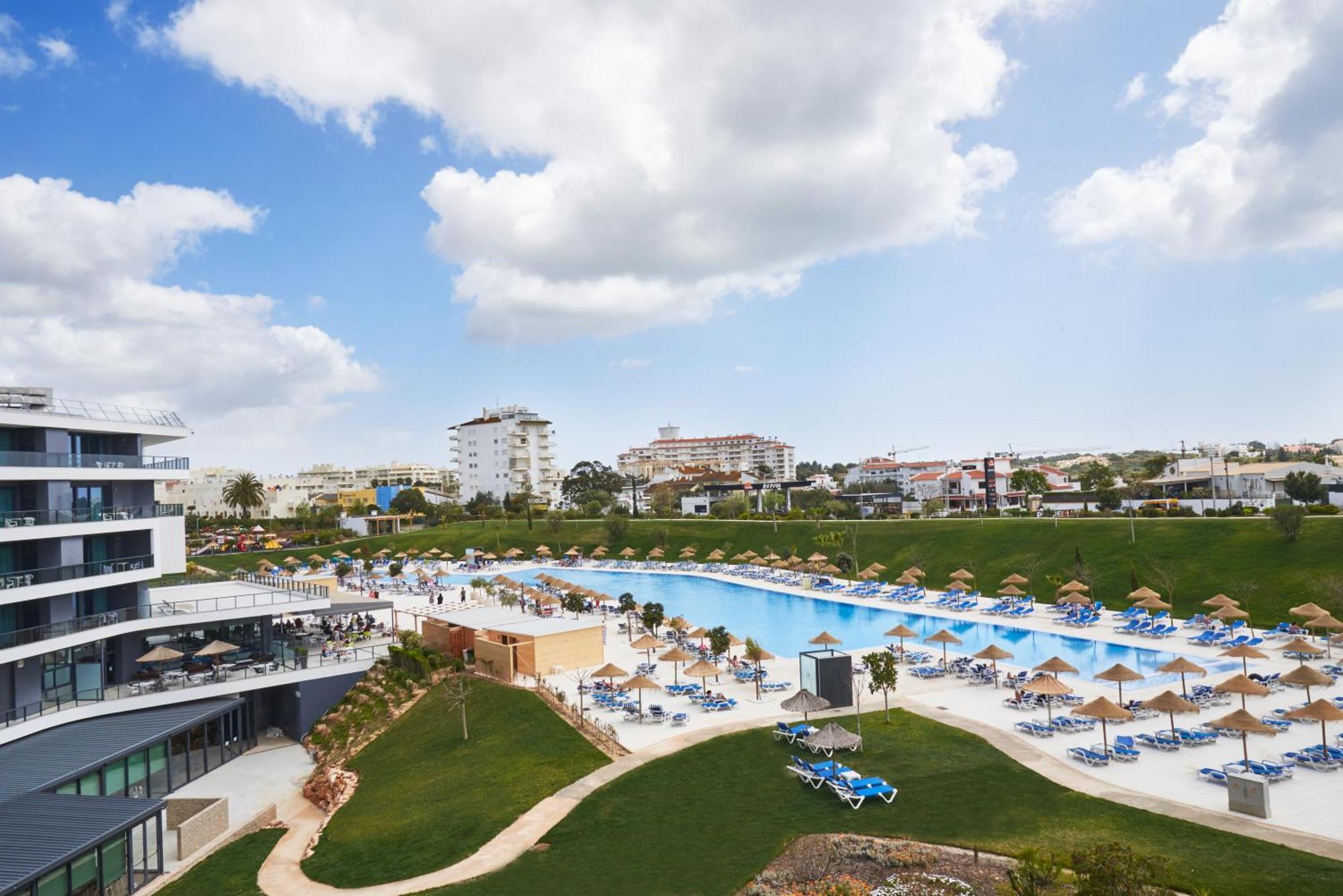 SUITE PRESTIGE VISTA LATERAL JARDIM OU PISCINA 1AD