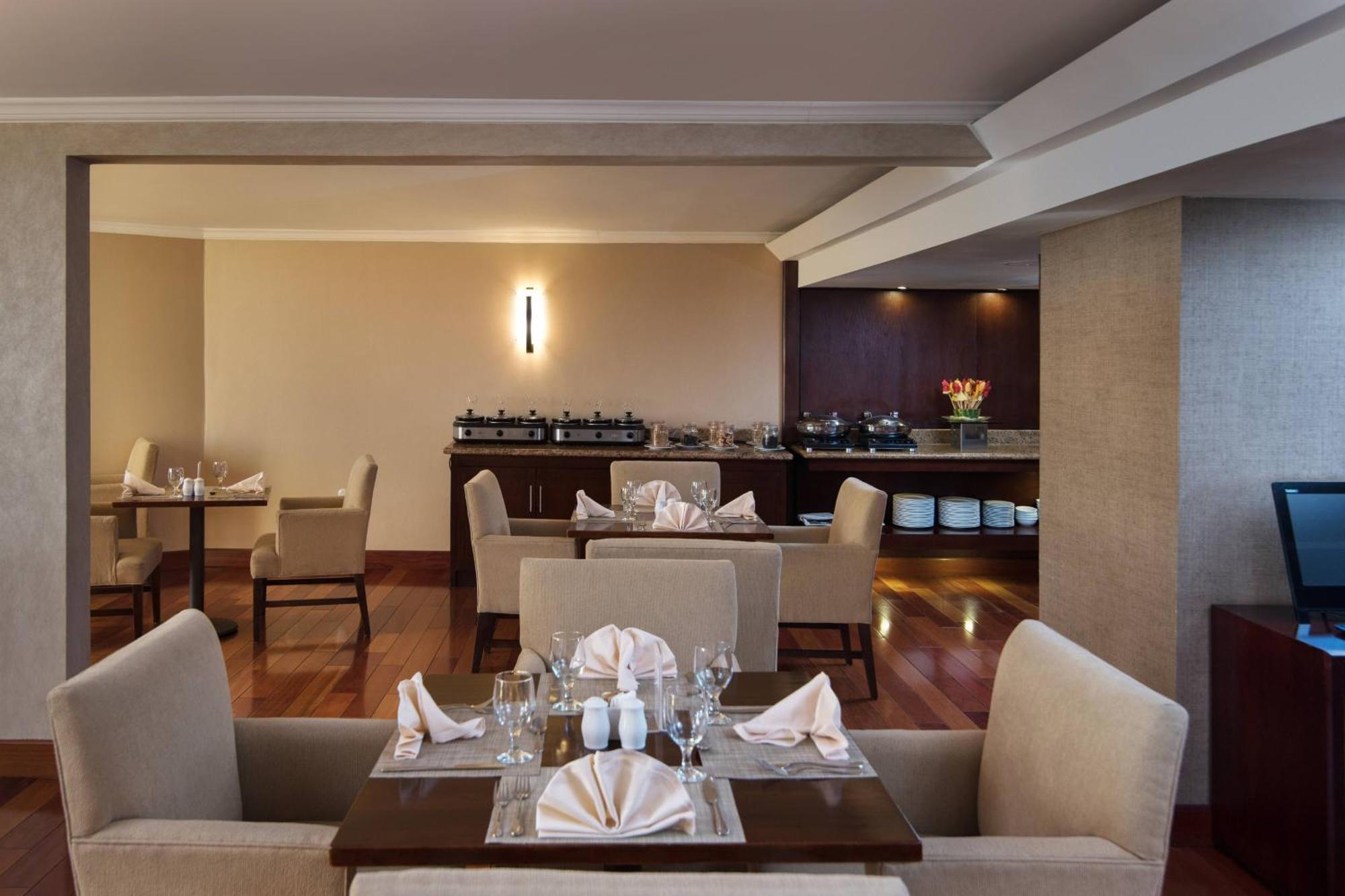 Größeres Zimmer mit 1 Kingsize-Bett und Meerblick - Zugang zur Club Lounge