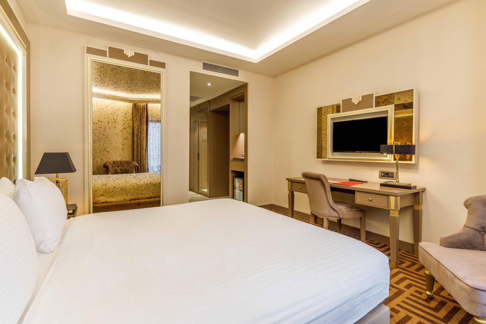Quarto com Cama King-size e Chuveiro Acessível a Cadeirantes - Unidade Acessível para Hóspedes com Mobilidade Reduzida