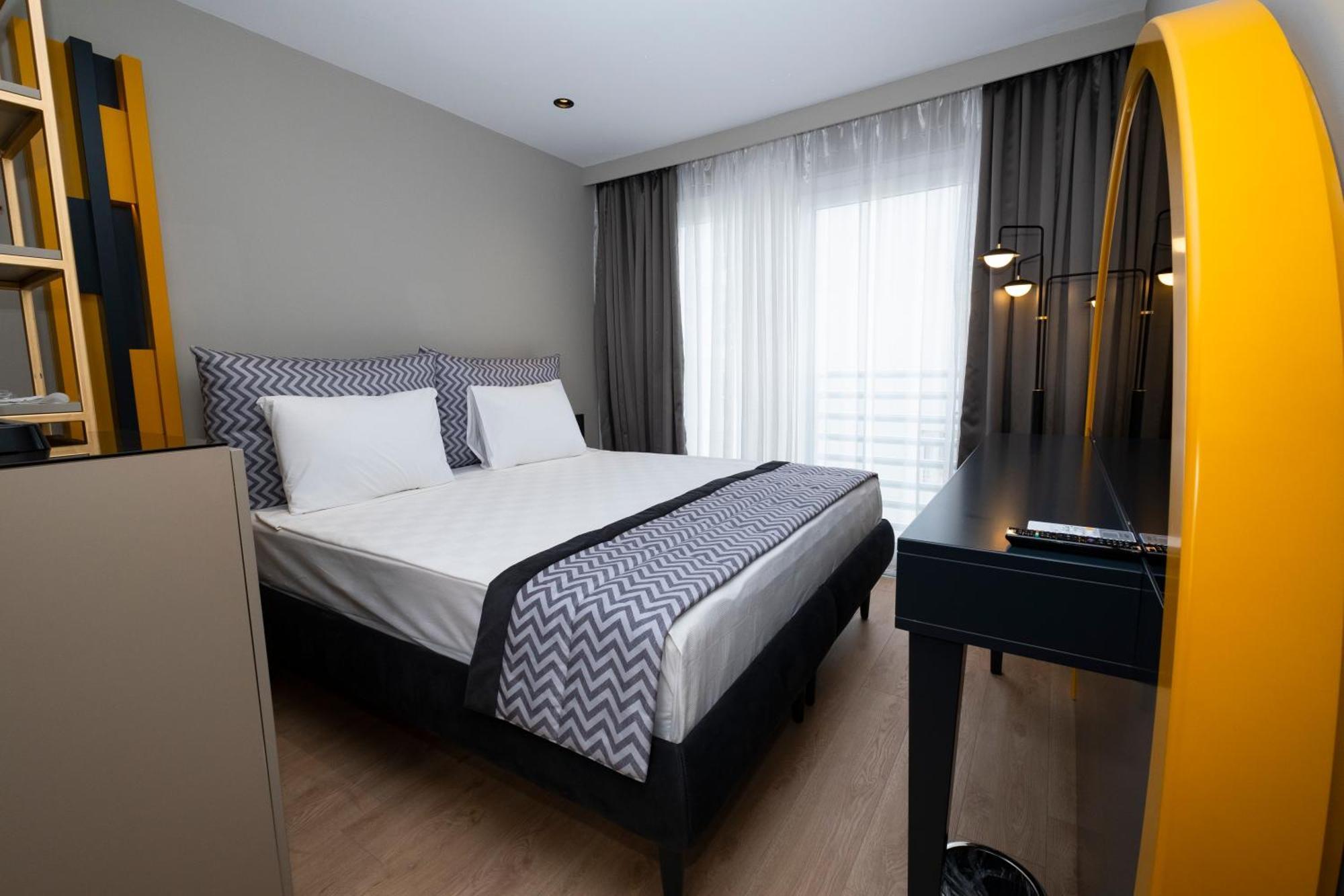 Double or Twin Room with Partial Sea View