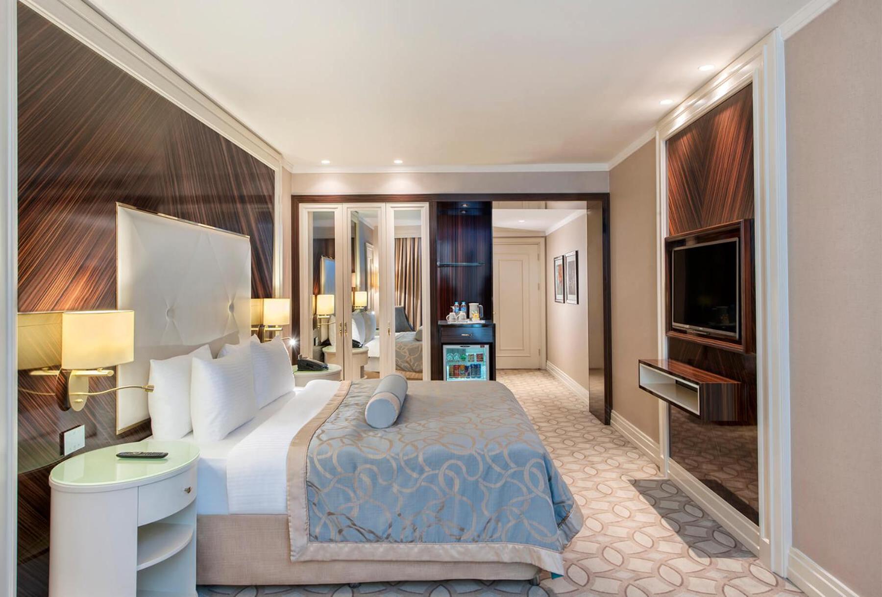 Corner Room Queen Size Bed