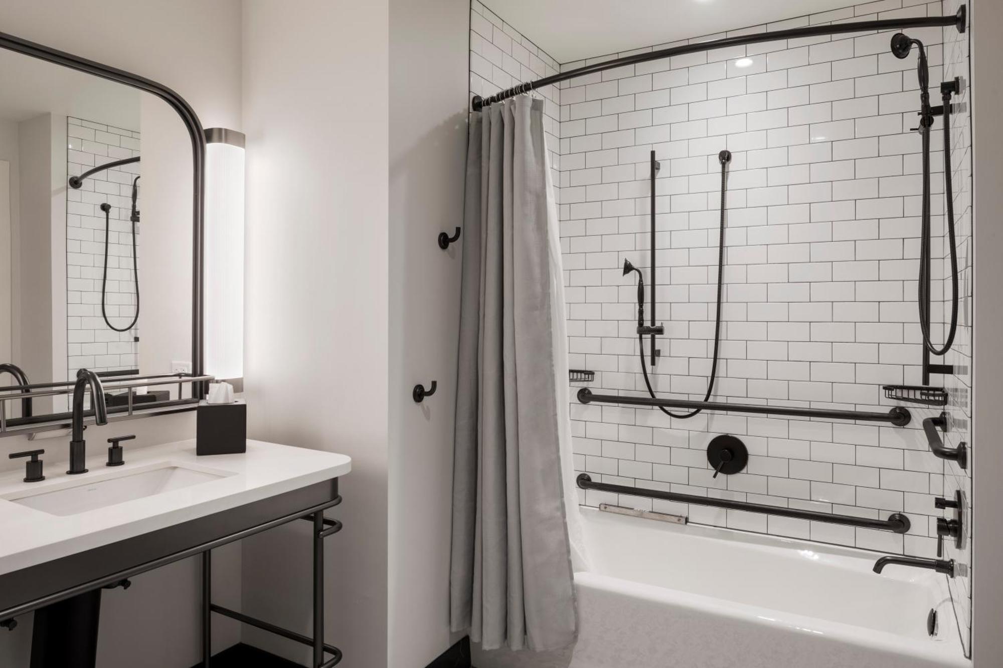 Corner King Room with Bath Tub - Mobility Access