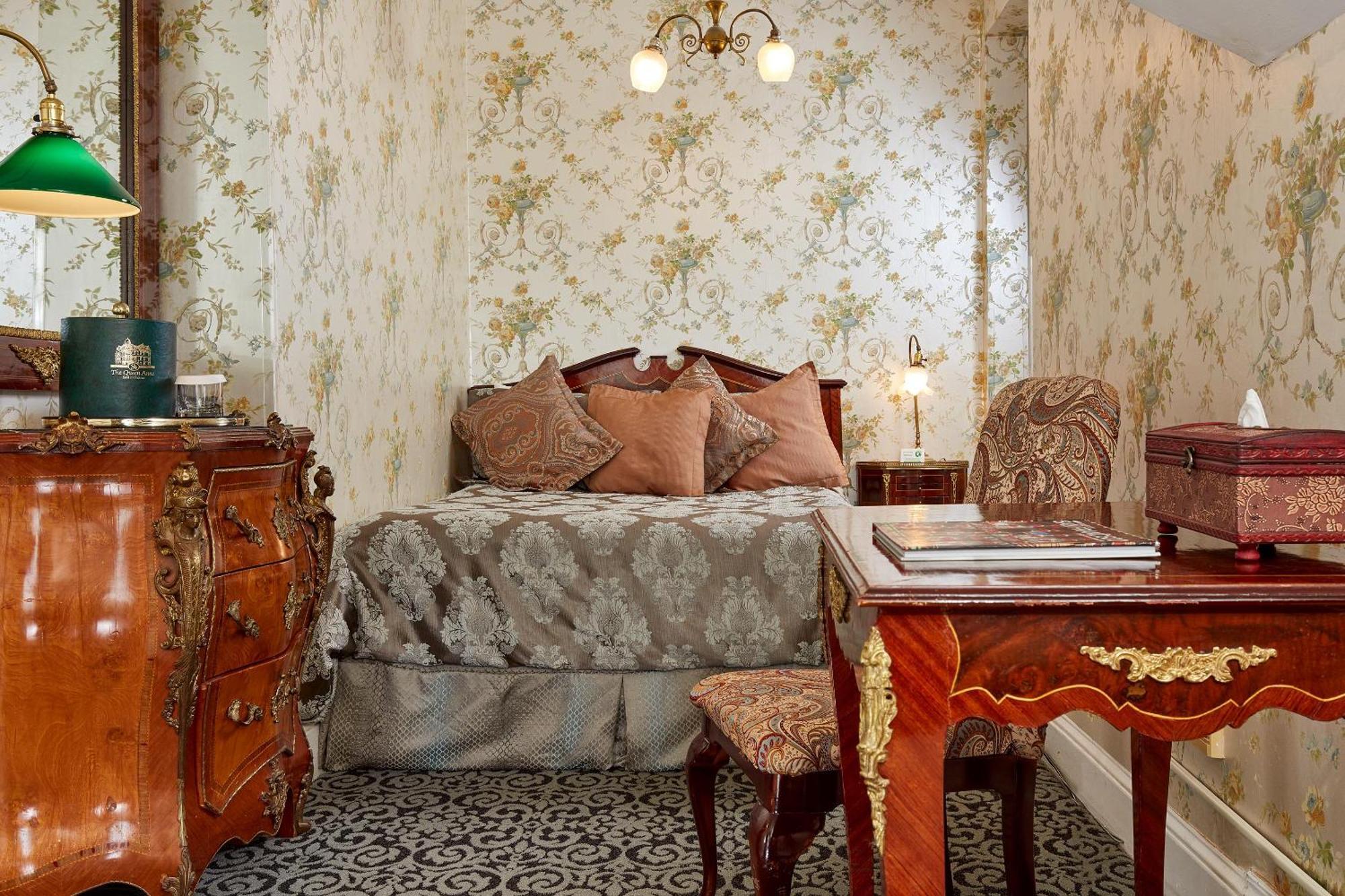 Standard Queen Room