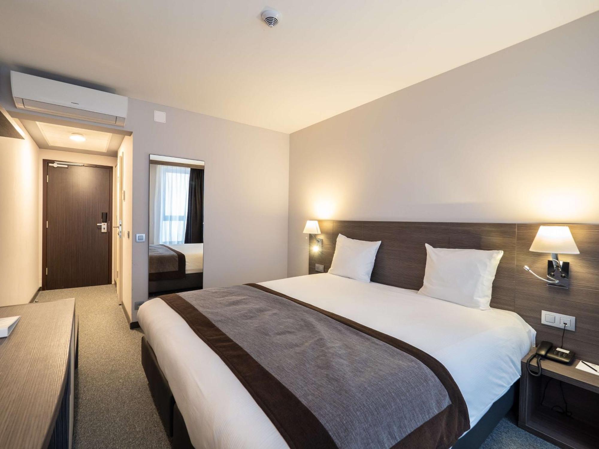 Standard Queen Room