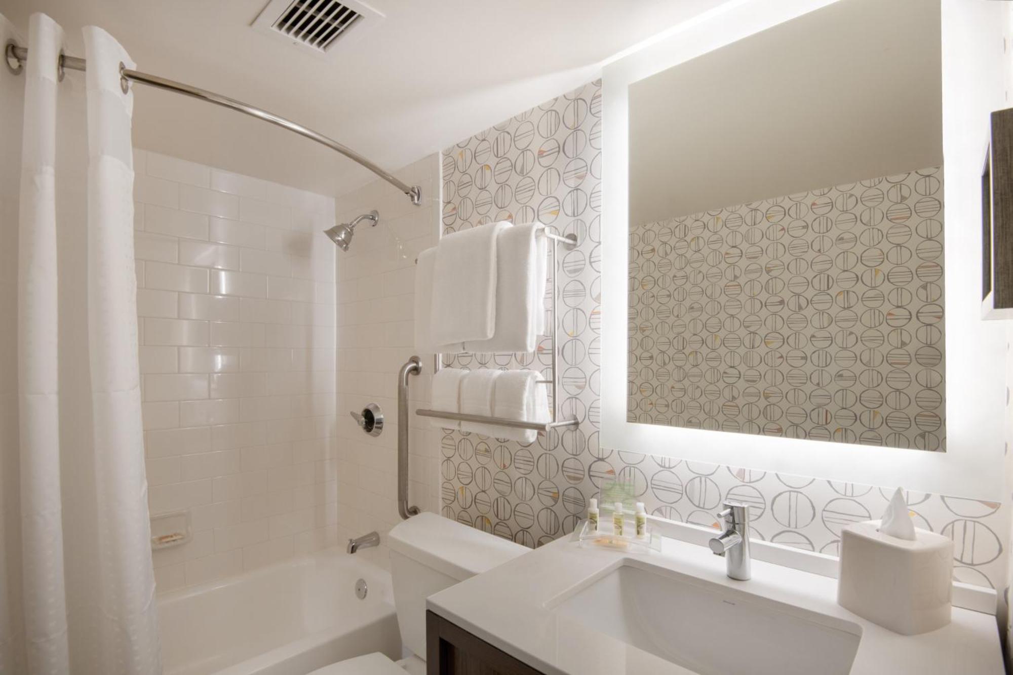 Camera Standard con 2 Letti Queen-Size e Vasca da Bagno con Accesso Disabili