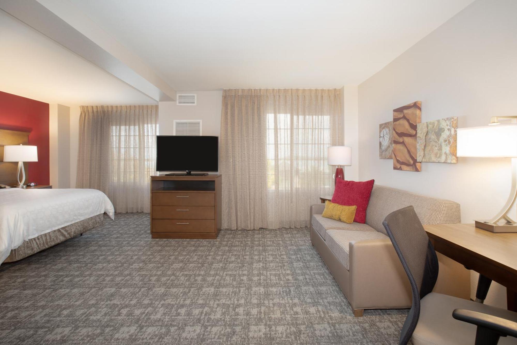 One-Bedroom Suite - Communications/Mobility Accessible with Tub